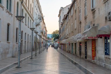 Split, Hırvatistan, 24 Temmuz 2020: Hırvatistan 'ın Split kentinde Marmontova Caddesi' nin gün doğumu manzarası