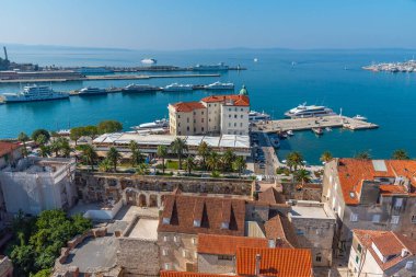 Split, Hırvatistan, 24 Temmuz 2020: Hırvatistan 'ın Split limanına demirleyen Jadrolinija feribotları