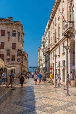 Split, Hırvatistan, 24 Temmuz 2020: Hırvatistan 'ın Split kentindeki Marmontova Caddesi' nde yürüyen insanlar