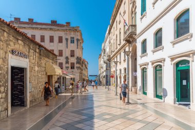 Split, Hırvatistan, 24 Temmuz 2020: Hırvatistan 'ın Split kentindeki Marmontova Caddesi' nde yürüyen insanlar
