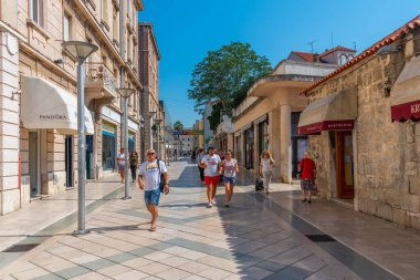 Split, Hırvatistan, 24 Temmuz 2020: Hırvatistan 'ın Split kentindeki Marmontova Caddesi' nde yürüyen insanlar