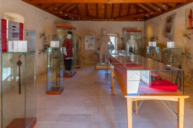 Klis, Hırvatistan, 24 Temmuz 2020: Hırvatistan 'ın Split kenti yakınlarındaki Klis kalesinin içindeki müze