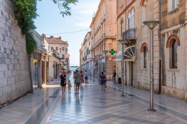 Split, Hırvatistan, 24 Temmuz 2020: Hırvatistan 'ın Split kentindeki Marmontova Caddesi' nde yürüyen insanlar
