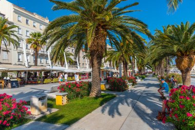 Split, Hırvatistan, 24 Temmuz 2020: Hırvatistan 'ın Split kentinde insanlar deniz kenarında yürüyor