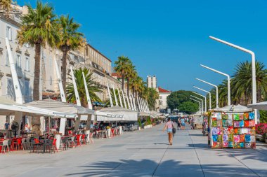 Split, Hırvatistan, 24 Temmuz 2020: Hırvatistan 'ın Split kentinde insanlar deniz kenarında yürüyor