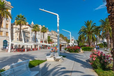 Split, Hırvatistan, 24 Temmuz 2020: Hırvatistan 'ın Split kentinde insanlar deniz kenarında yürüyor