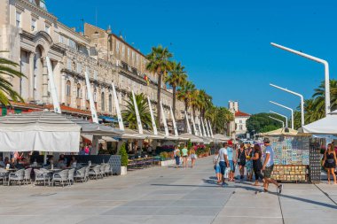 Split, Hırvatistan, 24 Temmuz 2020: Hırvatistan 'ın Split kentinde insanlar deniz kenarında yürüyor