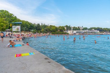 Split, Hırvatistan, 24 Temmuz 2020: İnsanlar Hırvatistan 'ın Split kentindeki Bacvice plajında güneşli bir günün tadını çıkarıyorlar