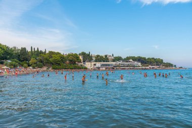 Split, Hırvatistan, 24 Temmuz 2020: İnsanlar Hırvatistan 'ın Split kentindeki Bacvice plajında güneşli bir günün tadını çıkarıyorlar