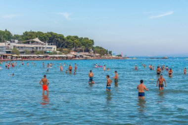 Split, Hırvatistan, 24 Temmuz 2020: İnsanlar Hırvatistan 'ın Split kentindeki Bacvice plajında güneşli bir günün tadını çıkarıyorlar
