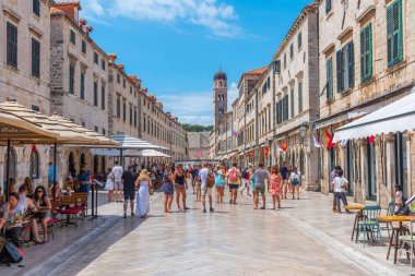 Dubrovnik, Hırvatistan, 25 Temmuz 2020: Hırvatistan 'ın Dubrovnik kentindeki Stradun Caddesi' nde insanlar geziniyor