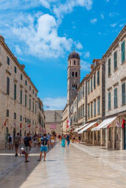 Dubrovnik, Hırvatistan, 25 Temmuz 2020: Hırvatistan 'ın Dubrovnik kentindeki Stradun Caddesi' nde insanlar geziniyor