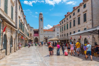 Dubrovnik, Hırvatistan, 25 Temmuz 2020: Hırvatistan 'ın Dubrovnik kentindeki Stradun Caddesi' nde insanlar geziniyor