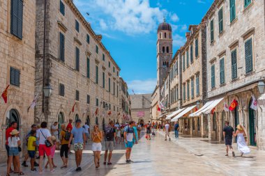 Dubrovnik, Hırvatistan, 25 Temmuz 2020: Hırvatistan 'ın Dubrovnik kentindeki Stradun Caddesi' nde insanlar geziniyor