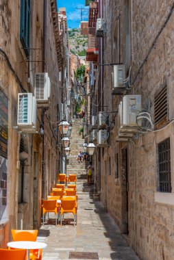 Dubrovnik, Hırvatistan, 25 Temmuz 2020: Hırvatistan 'ın Dubrovnik kentinde dar bir sokak manzarası