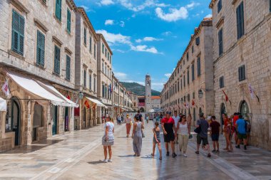 Dubrovnik, Hırvatistan, 25 Temmuz 2020: Hırvatistan 'ın Dubrovnik kentindeki Stradun Caddesi' nde insanlar geziniyor