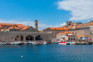 Dubrovnik, Hırvatistan, 25 Temmuz 2020: Gemiler Hırvatistan 'ın eski Dubrovnik limanında demirliyor
