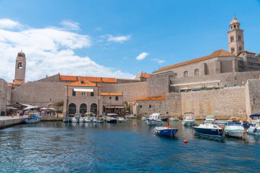 Dubrovnik, Hırvatistan, 25 Temmuz 2020: Gemiler Hırvatistan 'ın eski Dubrovnik limanında demirliyor