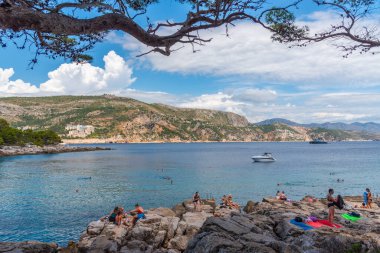 Dubrovnik, Hırvatistan, 25 Temmuz 2020: Hırvatistan 'ın Dubrovnik kenti yakınlarındaki Lokrum adasında Rocky plajı