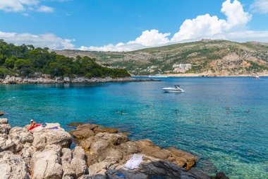 Dubrovnik, Hırvatistan, 25 Temmuz 2020: Hırvatistan 'ın Dubrovnik kenti yakınlarındaki Lokrum adasında Rocky plajı