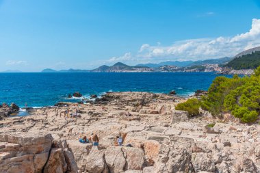 Dubrovnik, Hırvatistan, 25 Temmuz 2020: Hırvatistan 'ın Dubrovnik kenti yakınlarındaki Lokrum adasında Rocky plajı