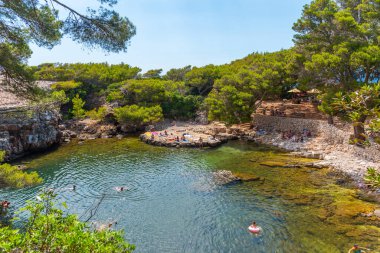 Dubrovnik, Hırvatistan, 25 Temmuz 2020: Hırvatistan 'ın Dubrovnik kenti yakınlarındaki Lokrum Adası' ndaki Ölü Deniz çukurunda insanlar yüzüyor