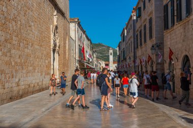 Dubrovnik, Hırvatistan, 25 Temmuz 2020: Hırvatistan 'ın Dubrovnik kentindeki Stradun Caddesi' nde insanlar geziniyor