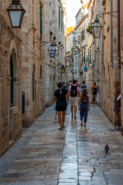 Dubrovnik, Hırvatistan, 25 Temmuz 2020: Hırvatistan 'ın Dubrovnik kentinde dar bir sokak manzarası