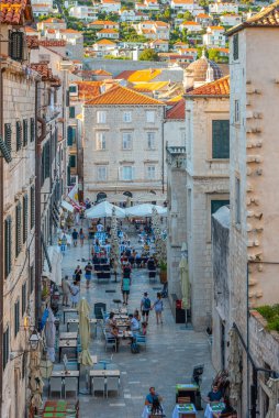 Dubrovnik, Hırvatistan, 25 Temmuz 2020: Hırvatistan 'ın Dubrovnik kentinde dar bir sokak manzarası