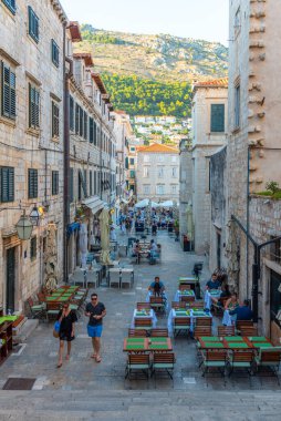 Dubrovnik, Hırvatistan, 25 Temmuz 2020: Hırvatistan 'ın Dubrovnik kentinde dar bir sokak manzarası
