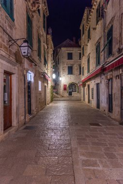 Dubrovnik, Hırvatistan, 25 Temmuz 2020: Hırvatistan 'ın tarihi merkezi Dubrovnik' te dar bir sokağa gece bakışı
