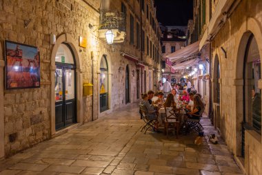 Dubrovnik, Hırvatistan, 25 Temmuz 2020: Hırvatistan 'ın tarihi merkezi Dubrovnik' te dar bir sokağa gece bakışı
