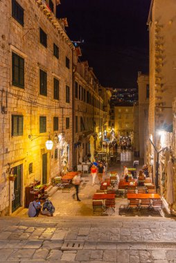 Dubrovnik, Hırvatistan, 25 Temmuz 2020: Hırvatistan 'ın tarihi merkezi Dubrovnik' te dar bir sokağa gece bakışı