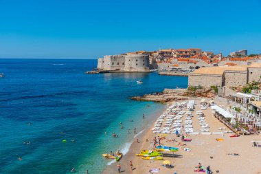 Dubrovnik, Hırvatistan, 26 Temmuz 2020: Hırvatistan 'ın sahil arkasındaki Dubrovnik' in havadan görünüşü
