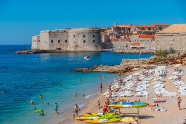 Dubrovnik, Hırvatistan, 26 Temmuz 2020: Hırvatistan 'ın sahil arkasındaki Dubrovnik' in havadan görünüşü