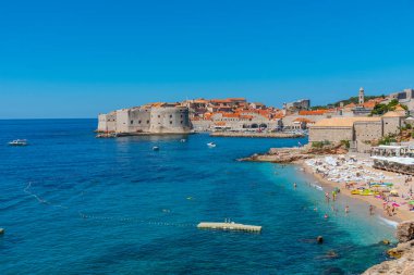 Dubrovnik, Hırvatistan, 26 Temmuz 2020: Hırvatistan 'ın sahil arkasındaki Dubrovnik' in havadan görünüşü