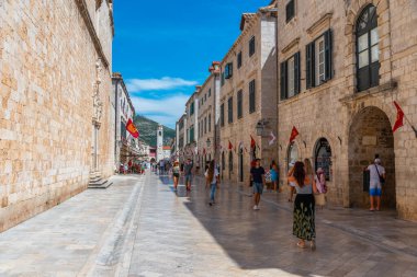 Dubrovnik, Hırvatistan, 26 Temmuz 2020: Hırvatistan 'ın Dubrovnik kentindeki Stradun Caddesi' nde insanlar geziniyor