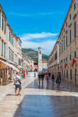 Dubrovnik, Hırvatistan, 26 Temmuz 2020: Hırvatistan 'ın Dubrovnik kentindeki Stradun Caddesi' nde insanlar geziniyor