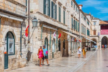 Dubrovnik, Hırvatistan, 26 Temmuz 2020: Hırvatistan 'ın Dubrovnik kentindeki Stradun Caddesi' nde insanlar geziniyor