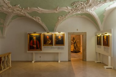 Dubrovnik, Hırvatistan, 26 Temmuz 2020: Hırvatistan 'ın Dubrovnik kentindeki rektör sarayının içindeki oda