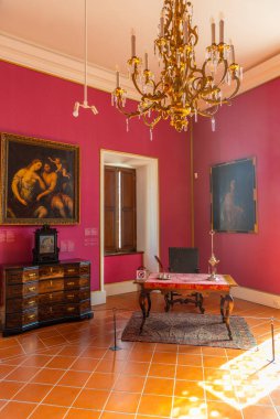 Dubrovnik, Hırvatistan, 26 Temmuz 2020: Hırvatistan 'ın Dubrovnik kentindeki rektör sarayının içindeki oda