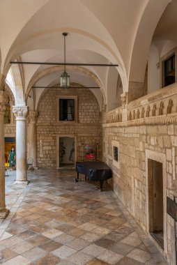 Dubrovnik, Hırvatistan, 26 Temmuz 2020: Hırvatistan 'ın Dubrovnik kentindeki Rektör Sarayı' nın iç avlusu