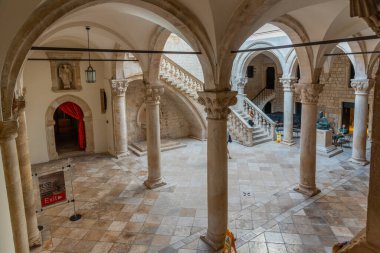 Dubrovnik, Hırvatistan, 26 Temmuz 2020: Hırvatistan 'ın Dubrovnik kentindeki Rektör Sarayı' nın iç avlusu