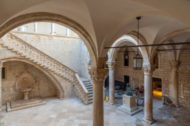 Dubrovnik, Hırvatistan, 26 Temmuz 2020: Hırvatistan 'ın Dubrovnik kentindeki Rektör Sarayı' nın iç avlusu