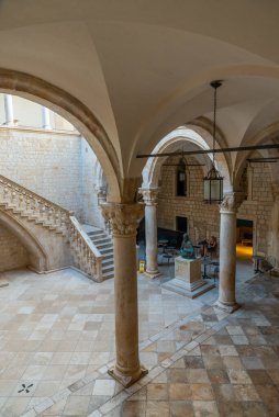 Dubrovnik, Hırvatistan, 26 Temmuz 2020: Hırvatistan 'ın Dubrovnik kentindeki Rektör Sarayı' nın iç avlusu