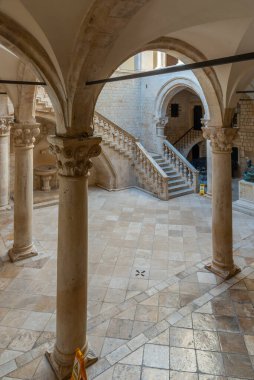 Dubrovnik, Hırvatistan, 26 Temmuz 2020: Hırvatistan 'ın Dubrovnik kentindeki Rektör Sarayı' nın iç avlusu