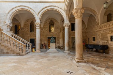 Dubrovnik, Hırvatistan, 26 Temmuz 2020: Hırvatistan 'ın Dubrovnik kentindeki Rektör Sarayı' nın iç avlusu