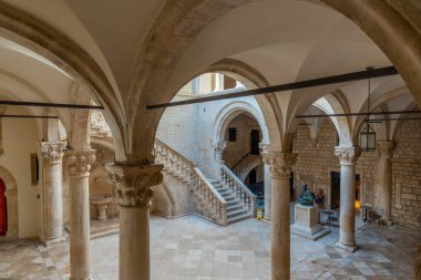 Dubrovnik, Hırvatistan, 26 Temmuz 2020: Hırvatistan 'ın Dubrovnik kentindeki Rektör Sarayı' nın iç avlusu