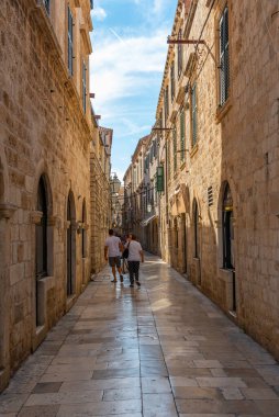 Dubrovnik, Hırvatistan, 26 Temmuz 2020: Hırvatistan 'ın Dubrovnik kentinde dar bir sokak manzarası