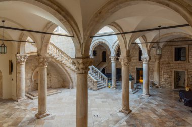 Dubrovnik, Hırvatistan, 26 Temmuz 2020: Hırvatistan 'ın Dubrovnik kentindeki Rektör Sarayı' nın iç avlusu